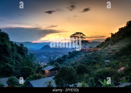 Coucher de soleil dans les montagnes du quartier MOC Chau, province de son la, Vietnam Banque D'Images