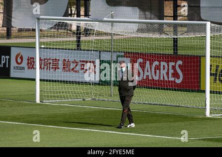 Oeiras, Portugal. 27 mai 2021. Fernando Santos, entraîneur en chef du Portugal, a vu pendant la session d'entraînement au terrain d'entraînement Cidade do Futebol à Oeiras.Portugal l'équipe de football s'entraîne pour la première fois avant de participer au championnat européen de football - EURO 2020 - prévu pour commencer le 11 juin. Crédit : SOPA Images Limited/Alamy Live News Banque D'Images