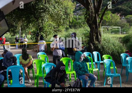 Un homme blessé par les pourparlers de protestation lors d'une rencontre avec le maire de Yumbo, Valle del Cauca, John Jairo Santamaria se réunit dans une réunion avec l'Organisation des États américains de l'OEA (OEA), Des membres et des manifestants autochtones pour arrêter les blocus et les troubles qui ont fait au moins 40 morts au cours du mois dernier lors des manifestations anti-gouvernementales contre les réformes du Président Ivan Duque et des affaires de violence policière. À Yumbo, Valle del Cauca, le 26 mai 2021. Banque D'Images