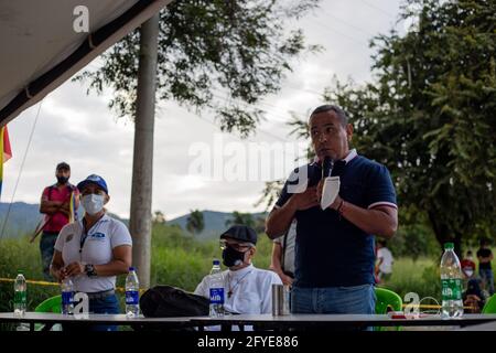 Le maire de Yumbo, Valle del Cauca, John Jairo Santamaria, se réunit lors d'une réunion avec l'Organisation des États américains (OEA) de l'OEA, Des membres et des manifestants autochtones pour arrêter les blocus et les troubles qui ont fait au moins 40 morts au cours du mois dernier lors des manifestations anti-gouvernementales contre les réformes du Président Ivan Duque et des affaires de violence policière. À Yumbo, Valle del Cauca, le 26 mai 2021. Banque D'Images