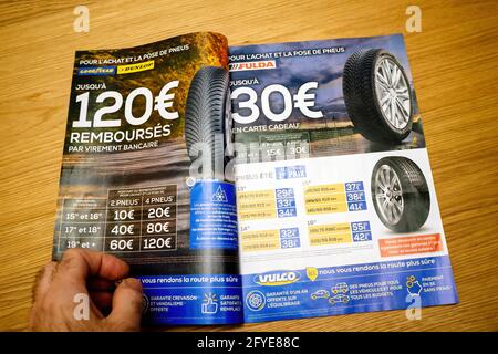 Catalogue de prospectus comprenant les pneus d'hiver pour les offres de Goodyear, Dunlop, Fulda Banque D'Images