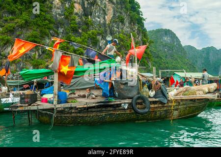 Village de pêcheurs de Cua Van, Halong Bay, Vietnam Banque D'Images