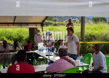 Un membre de l'OEA (OEA) parle en tant que maire de Yumbo, Valle del Cauca, John Jairo Santamaria se réunit dans une réunion avec l'Organisation des États américains de l'OEA (OEA), Des membres et des manifestants autochtones pour arrêter les blocus et les troubles qui ont fait au moins 40 morts au cours du mois dernier lors des manifestations anti-gouvernementales contre les réformes du Président Ivan Duque et des affaires de violence policière. À Yumbo, Valle del Cauca, le 26 mai 2021. Banque D'Images