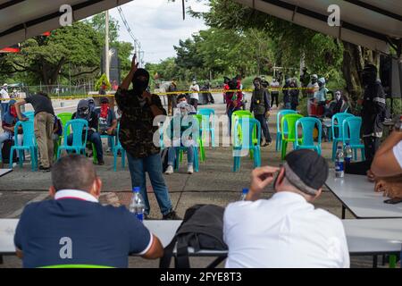 26 mai 2021, Cali, Valle del Cauca, Colombie: Les manifestants qui participent aux blocus et aux manifestations couvrent leur visage pour protéger leur identité en tant que maire de Yumbo, Valle del Cauca, John Jairo Santamaria se réunit dans une réunion avec l'Organisation des États américains de l'OEA (OEA), Des membres et des manifestants autochtones pour arrêter les blocus et les troubles qui ont fait au moins 40 morts au cours du mois dernier lors des manifestations anti-gouvernementales contre les réformes du Président Ivan Duque et des affaires de violence policière. À Yumbo, Valle del Cauca, le 26 mai 2021. (Credit image: © Mauricio Romero/LongVisual via Banque D'Images