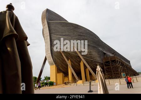 Williamstown, États-Unis. 26 mai 2021. Les visiteurs de Kenneth Ham's Ark Encounter posent pour des photos devant l'Ark Ark. Kenneth Ham's Ark Encounter est un parc à thème avec une grande arche imitant celle décrite dans l'histoire biblique de Noé. Les personnes visitant le parc à thème peuvent participer à un certain nombre d'activités différentes, de la marche à travers les nombreuses expositions informatives de l'arche, une promenade à travers le zoo et différentes manèges. Crédit : SOPA Images Limited/Alamy Live News Banque D'Images