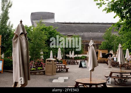 Williamstown, États-Unis. 26 mai 2021. L'homme se tient avec un parapluie dans une section mangeant du parc Ark Encounter.Kenneth Ham Ark Encounter est un parc à thème avec une grande arche imitant celle décrite dans l'histoire biblique de Noé. Les personnes visitant le parc à thème peuvent participer à un certain nombre d'activités différentes, de la marche à travers les nombreuses expositions informatives de l'arche, une promenade à travers le zoo et différentes manèges. Crédit : SOPA Images Limited/Alamy Live News Banque D'Images