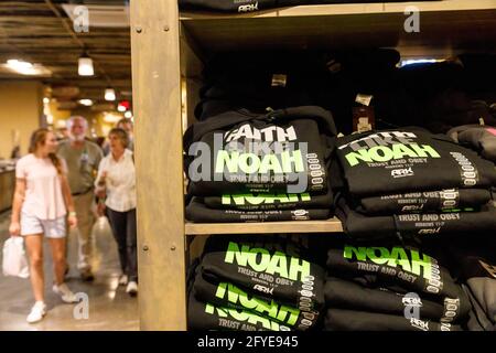 Williamstown, États-Unis. 26 mai 2021. T-shirts chrétiens en solde vus à la rencontre avec les arche de Kenneth Ham. La rencontre avec l'arche de Kenneth Ham est un parc à thème avec une grande arche imitant celle décrite dans l'histoire biblique de Noé. Les personnes visitant le parc à thème peuvent participer à un certain nombre d'activités différentes, de la marche à travers les nombreuses expositions informatives de l'arche, une promenade à travers le zoo et différentes manèges. Crédit : SOPA Images Limited/Alamy Live News Banque D'Images