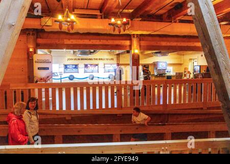 Williamstown, États-Unis. 26 mai 2021. Les gens marchent à travers l'intérieur de l'Ark rencontre de Kenneth Ham qui est conçu pour ressembler à l'intérieur d'un bateau en bois géant comme celui décrit dans l'ancien testament de la Bible. La rencontre avec l'arche de Kenneth Ham est un parc à thème avec une grande arche imitant celle décrite dans l'histoire biblique de Noé. Les personnes visitant le parc à thème peuvent participer à un certain nombre d'activités différentes, de la marche à travers les nombreuses expositions informatives de l'arche, une promenade à travers le zoo et différentes manèges. Crédit : SOPA Images Limited/Alamy Live News Banque D'Images