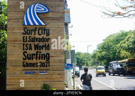 Tamanique, Salvador. 27 mai 2021. Vue d'un signe de l'ISA World Surfing Games.les entreprises salvadoriennes se préparent à recevoir les jeux de surf de l'ISA (International Surfing Association) qui seront la dernière partie de qualification des Jeux Olympiques pour le surf. Crédit : SOPA Images Limited/Alamy Live News Banque D'Images