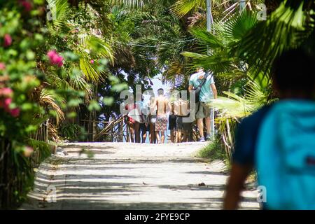 Tamanique, Salvador. 27 mai 2021. Les touristes tenant des planches de surf tête pour l'océan.les entreprises salvadoriennes se préparent à recevoir l'ISA (Association internationale de surf) jeux de surf qui sera la dernière partie qualifiante des Jeux Olympiques de surf. Crédit : SOPA Images Limited/Alamy Live News Banque D'Images