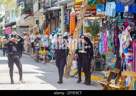 Tamanique, Salvador. 27 mai 2021. Les policiers patrouillent dans la rue.les entreprises salvadoriennes se préparent à recevoir les jeux de surf internationaux de l'ISA (Association internationale de surf) qui seront la dernière partie de qualification des jeux olympiques pour le surf. Crédit : SOPA Images Limited/Alamy Live News Banque D'Images