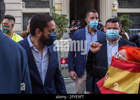 Barcelone, Espagne. 27 mai 2021. Ignacio Garriga, député du Parlement de Catalogne pour le parti d'extrême-droite Vox, est vu pendant la manifestation.environ une centaine de personnes se sont rassemblées ce jeudi après-midi dans la via Laietana à Barcelone pour protester contre le transfert du quartier général de la police nationale, Une décision que le gouvernement municipal de Barcelone veut prendre. Des représentants des partis politiques, PP (Parti populaire), Vox et Ciudadanos ont assisté à la manifestation. Crédit : SOPA Images Limited/Alamy Live News Banque D'Images