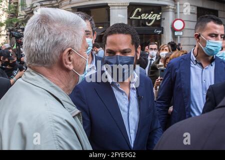 Barcelone, Espagne. 27 mai 2021. Ignacio Garriga, député du Parlement de Catalogne pour le parti d'extrême-droite Vox, est vu pendant la manifestation.environ une centaine de personnes se sont rassemblées ce jeudi après-midi dans la via Laietana à Barcelone pour protester contre le transfert du quartier général de la police nationale, Une décision que le gouvernement municipal de Barcelone veut prendre. Des représentants des partis politiques, PP (Parti populaire), Vox et Ciudadanos ont assisté à la manifestation. Crédit : SOPA Images Limited/Alamy Live News Banque D'Images