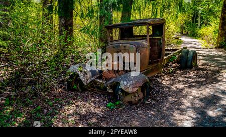 Vestiges d'une épave de camion Vintage cachée dans la forêt entourant le lac Alta près de Whistler, en Colombie-Britannique, au Canada Banque D'Images