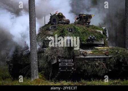 Tapa. 27 mai 2021. L'exercice de tempête de printemps des Forces de défense estoniennes (EDF) entre dans la phase active de la zone centrale d'entraînement près de la base militaire de Tapa, dans le nord de l'Estonie, le 27 mai 2021. Environ 7,000 personnes ont participé à l'exercice de trois semaines qui a pris effet le 17 mai. Credit: Sergei Stepanov/Xinhua/Alay Live News Banque D'Images