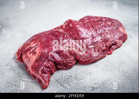 Bavette de bœuf cru biologique à flanc ou steak de bœuf à rabat. Arrière-plan blanc. Top vie Banque D'Images