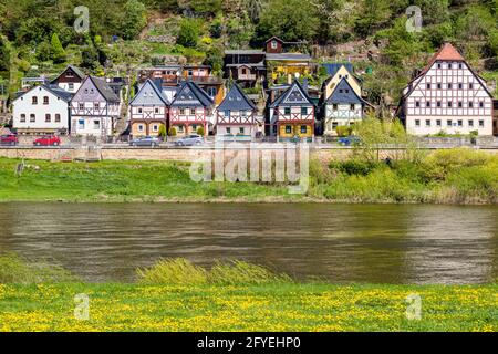 Maisons des sept frères, Sieben-Brüder-Häuser, dans le petit village de Postelwitz, vue de l'autre côté de l'Elbe. Banque D'Images