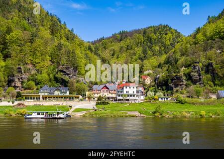 Les maisons du petit village de Schmilka, situé à la frontière de la République tchèque, vu de l'autre côté de l'Elbe. Banque D'Images