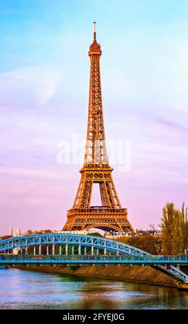 FRANCE. PARIS (75) LA TOUR EIFFEL ET LE PONT ROUELLE QUI S'ÉTEND SUR LA SEINE DU 15ÈME ARRONDISSEMENT AU 16ÈME ARRONDISSEMENT, PASSANT Banque D'Images