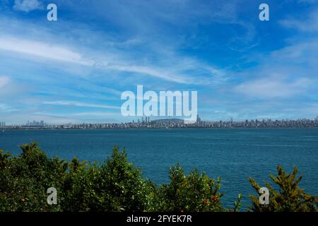 Sous le ciel nuagé et azur, la mer de ​​Marmara et la ville d'Istanbul juste au-delà Banque D'Images