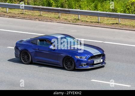 Ford Mustang GT Blue 4951cc voiture de muscle; circulation de véhicule, véhicules en mouvement, voitures, véhicule roulant sur les routes du Royaume-Uni, moteurs, conduite sur le réseau d'autoroute du Royaume-Uni M61. Banque D'Images