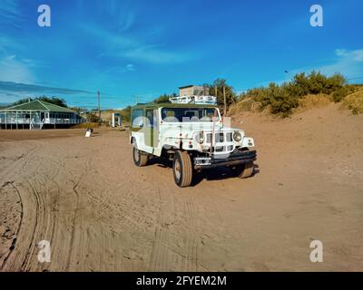 MAR DE AJO, LA COSTA, BUENOS AIRES, ARGENTINE - 01 avril 2021 : photo d'une vieille jeep hors route dans le sable de la plage Banque D'Images