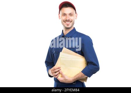 Portrait horizontal moyen d'un jeune adulte de race blanche liveur portant des enveloppes de maintien uniformes bleues, fond blanc Banque D'Images