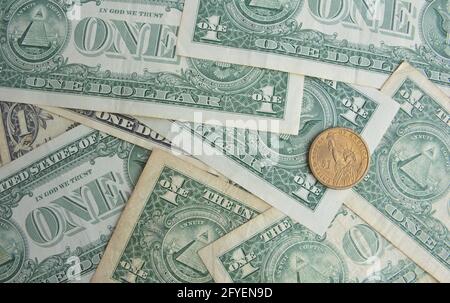 Une vieille pièce de monnaie d'un dollar américain en arrière-plan Billets en dollars AMÉRICAINS Banque D'Images