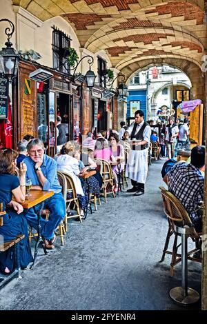 FRANCE. PARIS (75) PERSONNES SUR UNE TERRASSE CAFÉ-RESTAURANT, SOUS LES ARCHES, SUR LA PLACE DES VOSGES Banque D'Images