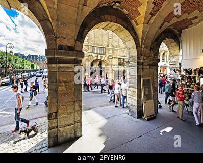 FRANCE. PARIS (75) QUARTIER DU MARAIS, ARCHES DE LA PLACE DES VOSGES Banque D'Images