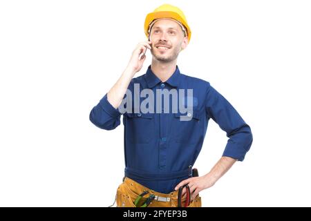 Portrait horizontal moyen d'un beau succès jeune adulte Caucasien construction ingénieur portant uniforme parlant au téléphone, fond blanc Banque D'Images