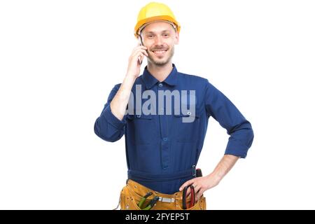 Portrait horizontal moyen d'un beau succès jeune adulte Caucasien construction ingénieur portant uniforme parlant au téléphone, fond blanc Banque D'Images