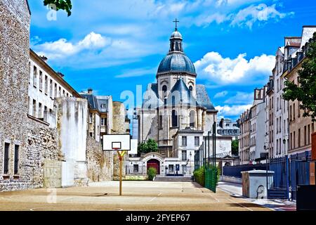 FRANCE. PARIS (75) QUARTIER DU MARAIS, ÉGLISE SAINT-PAUL-SAINT LOUIS. MUR EXTÉRIEUR AVEC TOURS DATANT DE L'ERA DE PHILIPPE AUGUSTE. VILLAGE SAINT PAUL Banque D'Images