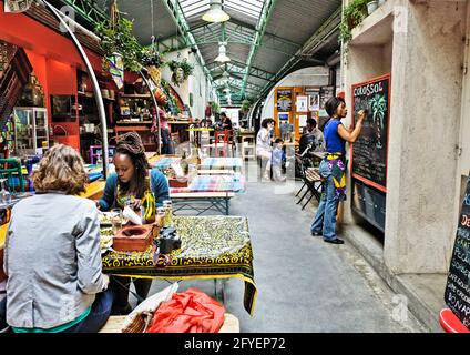 FRANCE. PARIS (75) QUARTIER DU MARAIS, MARCHÉ DES ENFANTS ROUGES. RESTAURANT AFRICAIN Banque D'Images