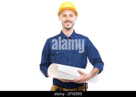 Portrait horizontal moyen d'un jeune adulte moderne, jeune ingénieur caucasien portant un uniforme bleu tenant le plan de construction, fond blanc Banque D'Images