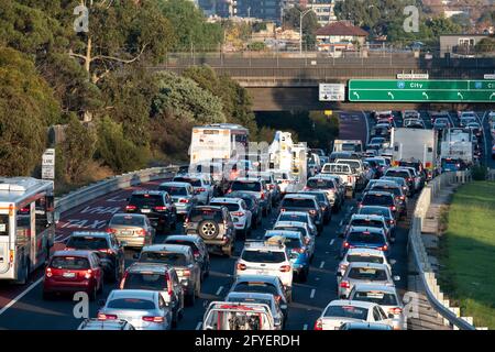 Trafic sur l'autoroute de l'est à Melbourne, Victoria, Australie. Banque D'Images