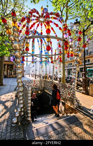 FRANCE. PARIS (75). « LE KIOSQUE DES NOCTAMBULES » DE JEAN-MICHEL OTHONIEL À L'ENTRÉE DU MÉTRO PALAIS ROYAL-MUSÉE DU LOUVRE, PLACE COLETTE Banque D'Images