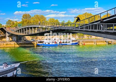 FRANCE. PARIS (75). L'EFFET OPTIQUE QUI FAIT RESSEMBLER UN HOMME SAUTE DE LA PASSERELLE SIMONE-DE-BEAUVOIR Banque D'Images