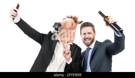 Diffusion en direct où que vous soyez. Les hommes d'affaires heureux prennent la vidéo de selfie sur smartphone. Diffusion vidéo en direct Banque D'Images