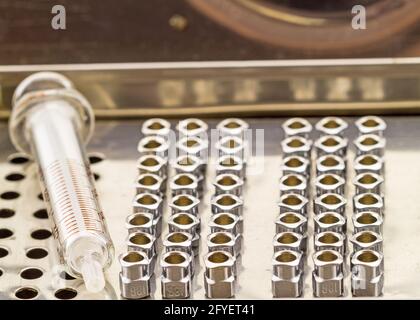 Pile d'aiguilles en fer N°18G réutilisées pour l'aiguille de médicament et Seringue en verre dans un stérilisateur à vapeur Banque D'Images