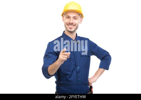 Portrait horizontal moyen d'un jeune adulte moderne, jeune ingénieur caucasien portant un doigt bleu uniforme pointant vers l'appareil photo, fond blanc Banque D'Images