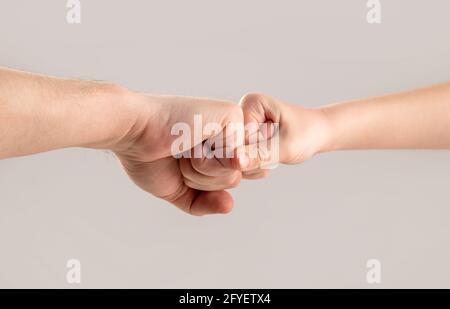 Deux mains : l'homme et l'enfant. Le père et le fils touchent les poings. Le vieil homme et l'enfant tiennent les mains ensemble. Petits et grands poings de père et de fils. Mère et Banque D'Images