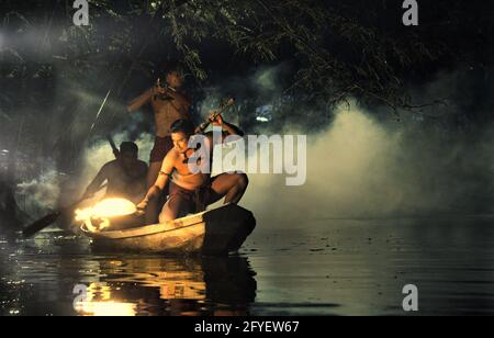 Un mahout d'éléphant et un éléphant marchant dans la brume dans la jungle. Style de vie du village des éléphants de surin. Banque D'Images