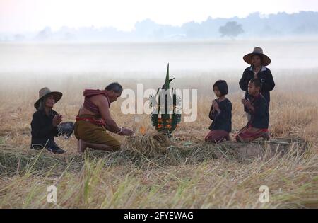 Un mahout d'éléphant et un éléphant marchant dans la brume dans la jungle. Style de vie du village des éléphants de surin. Banque D'Images