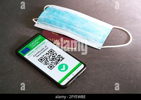 Certificat vert numérique covid européen sur l'écran d'un téléphone portable avec code qr et masque facial. Le certificat de vaccination de l'Union européenne covid19 Banque D'Images
