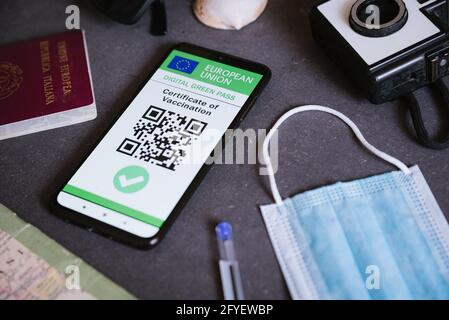 Certificat vert numérique covid européen sur l'écran d'un téléphone portable avec code qr et masque facial. Le certificat de vaccination de l'Union européenne covid19 Banque D'Images