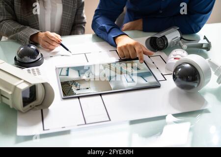 Personne regardant des vidéos sur une tablette numérique avec l'équipement de sécurité activé Modèle Banque D'Images