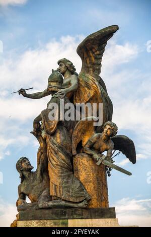 'La pensée,' par Giulio Monteverde assis à la base de Monumento a Vittorio Emanuele II et donnant sur la Piazza Venezia à Rome Italie. Banque D'Images