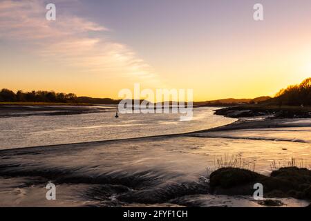 Estuaire de la rivière Dee au coucher du soleil en hiver à Kirkcudbright, Dumfries et Galloway, en Écosse Banque D'Images