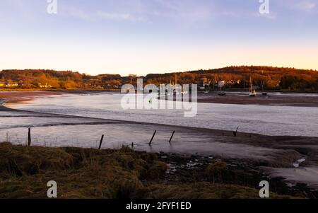 Coucher de soleil d'hiver sur l'estuaire de la rivière Dee à marée basse à Kirkcudbright Harbour, Dumfries et Galloway, en Écosse. Banque D'Images